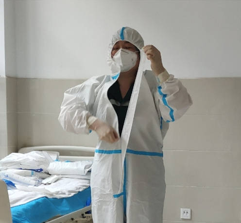 曹縣中醫院急診科開展“穿脫防護服”技能考核，筑牢醫護人員防護安全線